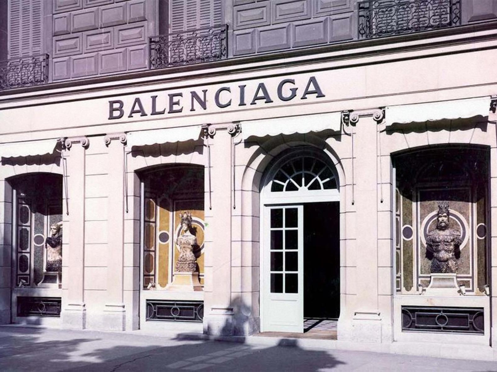 Lịch sử hình thành và phát triển của thương hiệu Balenciaga đắt giá